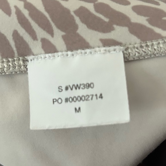 Vuori Studio Pocket Bike Shorts Animal Print Women’s Size Medium Workout Active - Picture 5 of 8